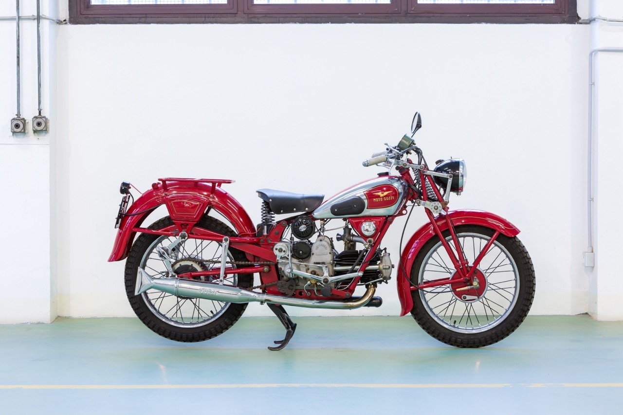 <div class='descrGalleryTitle'>Moto Guzzi GTV 500</div><div class='descrGalleryText'><p>I modelli Guzzi denominati “V” furono messi in produzione nel 1934, e la V non indica l’architettura di un motore pluri cilindrico, in questo caso parliamo infatti di un mono, ma la <b>soluzione delle valvole in testa</b>, che permetteva di migliorare le prestazioni rispetto alle moto del passato. Questa GTV 500 è accreditata di una <b>potenza di 22 cavalli</b> e di una velocità di punta di circa 120 orari. Rimane una moto antichissima, con sospensione anteriore a parallelogramma, posteriore a compasso e freni a tamburo. Il suo valore si attesta tra i 6 e gli 8.000 euro.</p>
</div>